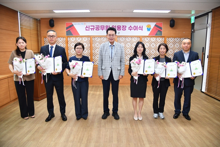 울산 울주군은 지난 26일 군청 은행나무홀에서 신규 공무원 임용장 수여식을 개최한 가운데 이순걸 군수가 임용장을 전달한 뒤 기념촬영을 하고 있다. 울주군 제공