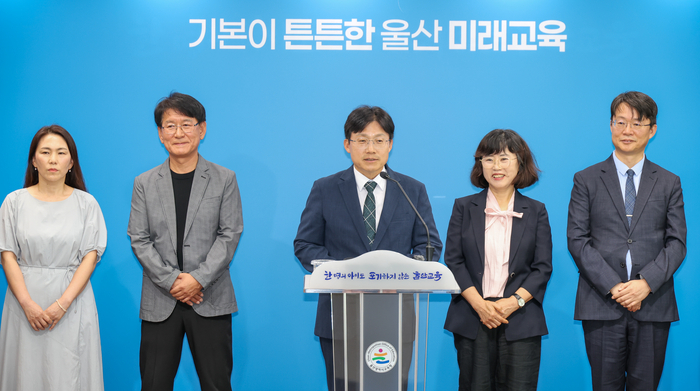 조용식 울산시교육감 당선인이 지난 11일 울산시교육청 프레스센터에서 기자회견을 열고 인수위원회 구성과 운영 방향에 대해 설명하고 있다. 울산매일 포토뱅크