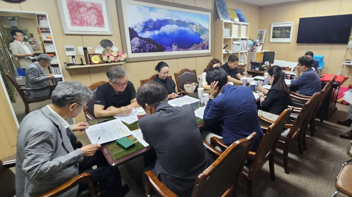 울산예총은 지난 26일 열린 제5차 이사회에서 ‘울산영화인협회 가입승인 경과의 건’을 보고 안건으로 다뤘다. 울산예총은 중앙단체 인준 등 절차 확인이 먼저라는 입장인 반면, 울산영화인협회 측은 이미 중앙단체 인준을 받았다는 입장이다. 울산예총 제공