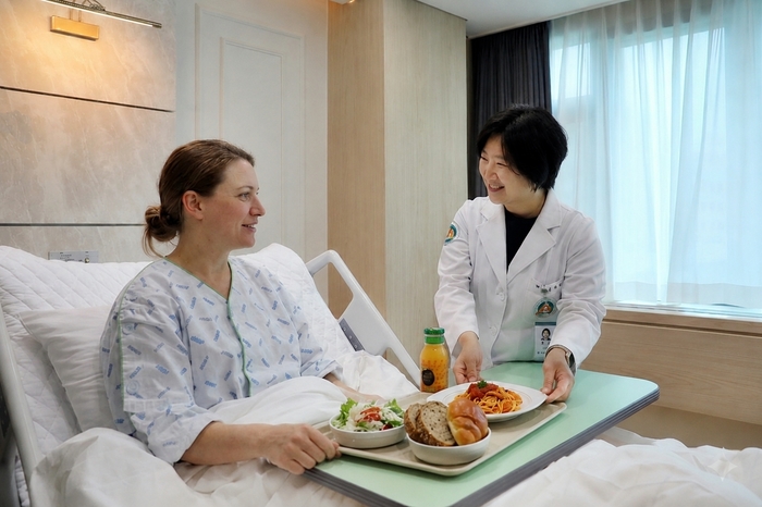울산대학교병원이 외국인 환자의 입원 생활 만족도를 높이고 보다 편안한 치료 환경을 제공하기 위해 외국인 맞춤형 식사 서비스를 본격 운영한다고 29일 밝혔다. 울산대병원 제공