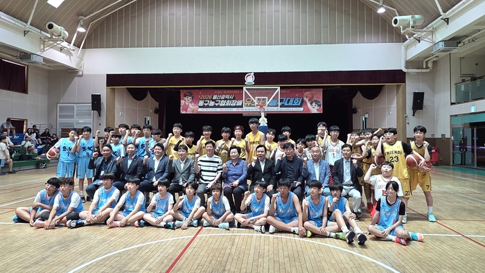 울산 동구 화정체육관에서 열린 ‘2026동구협회장배 유소년 농구대회’에  유소년 농구 유망주 80명이 참가해 아이들의 거친 숨소리와 학부모들의 뜨거운 응원전이 어우러졌다. 시체육회 제공