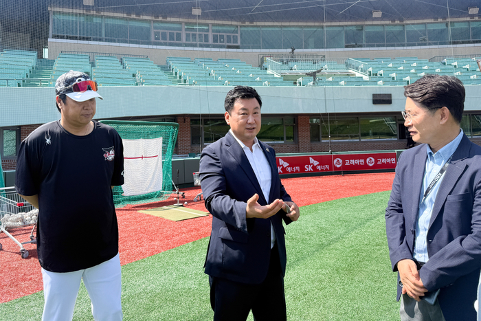 울산광역시의회 안대룡 시의원은 29일 오후 문수야구장을 방문해 울산웨일즈 구단 관계자 및 울산시 관계부서와 현장 간담회를 갖고, 구단 운영 현안을 논의하는 한편 문수야구장 시설을 점검했다. 울산시의회 제공