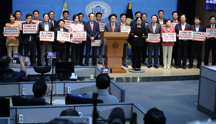 이철우 경북도지사와 추경호 대구시장 당선인 등 국민의힘 대구·경북 의원들이 29일 국회 소통관에서 광주·전남권 제2국가 반도체 클러스터 조성 계획 관련 기자회견을 하고 있다. 연합뉴스