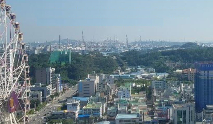 울산 야음지구 공동주택 개발사업이 LH의 사업성 부족 등으로 수년째 답보 상태에 머물면서 개발방식 전환과 사회적 공론화가 필요하다는 목소리가 커지고 있다. 사진은 남구 삼산동 롯데호텔 옥상에서 바라본 야음지구(옛 야음근린공원). 울산매일 포토뱅크