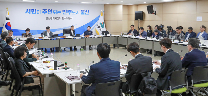 민선9기 울산시장 당선인 울산연구원 시정 현안업무 보고회가 열린 29일 남구 상수도사업본부에서 김상욱 울산시장 당선인을 비롯한 인수위원, 실·국·본부장 등이 회의를 하고 있다. 최지원 기자