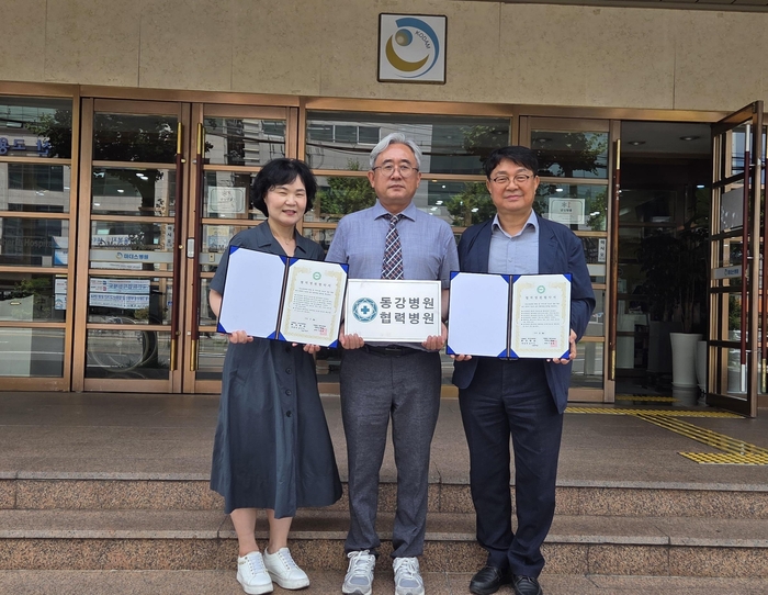 의료법인 고담의료재단 마더스병원(이사장 김복광, 병원장 이준엽)은 지난 30일 마더스병원 고담홀에서 의료법인 동강의료재단 동강병원(병원장 김강성)과 응급환자 의료전달체계 확립 및 지역사회 의료의 질 향상을 위해 상호 협력을 위한 협약을 체결했다.