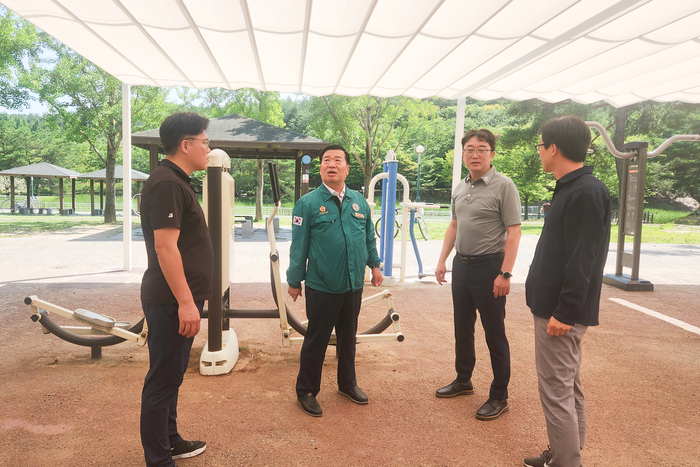 울산광역시의회 이장걸 의원(행정자치위원장)은 30일 오후 울산대공원 내 야외 체육시설 일대에서 울산시, 울산시설공단 관계자들과 함께 햇빛차단 시설 설치 현황과 노후 시설물 안전 실태를 점검하고 향후 개선방안을 논의했다. 울산시의회 제공