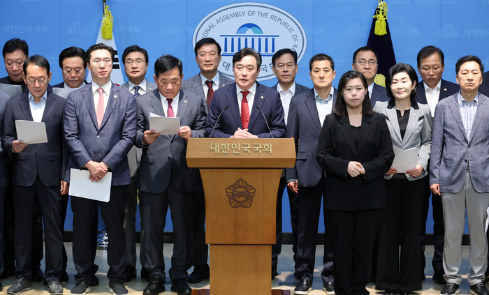 정동만 부산시당위원장과 부산·울산·경남에 지역구를 가진 국민의힘 의원들이 30일 국회 소통관에서 열린 호남 반도체 투자 관련 합동 기자회견에서 부·울·경이 생산 거점 검토에서 배제된 것을 두고 자료 공개를 요청하고 있다. 연합뉴스