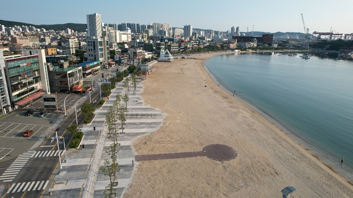 울산 동구가 일산해수욕장 개장에 맞춰 해변산책로 조성을 완료하며 보행환경과 관광 편의성을 대폭 개선했다. 사진은 일산해수욕장 해안산책로 모습. 동구 제공