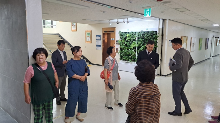 우정지하차도 지하상가 상인들이 지난 23일 울산 중구청을 찾아 보상 등 방안 마련을 요구했다. 김영길 구청장이 이들을 응대해 법적 방안을 검토해보겠다고 답했다.