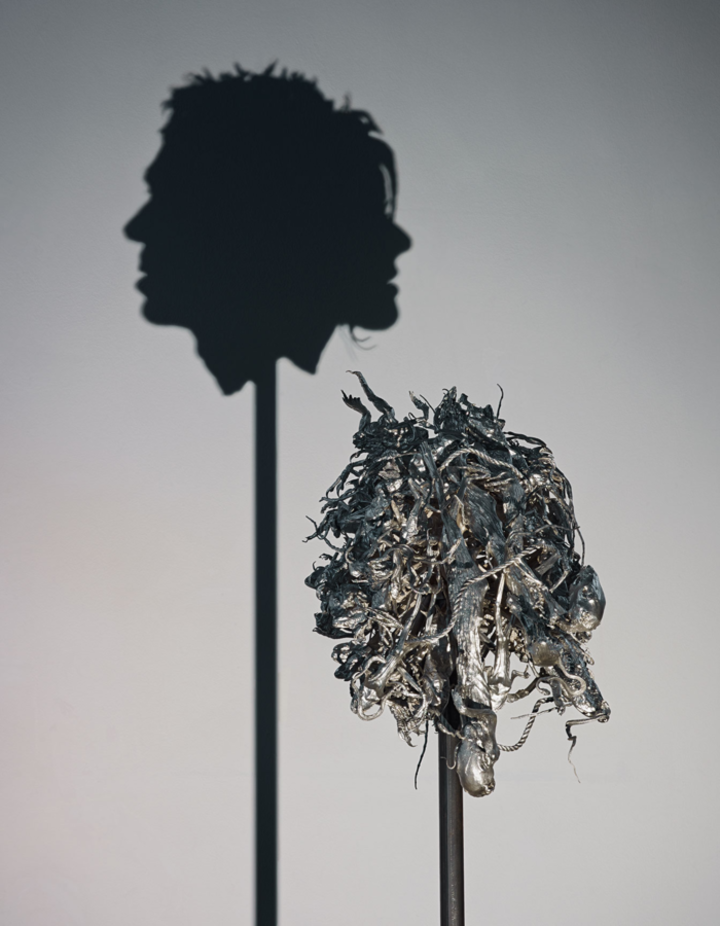 ‘팀 노블’과 ‘수 웹스터’, ‘걸작’, 2014, 금속 조각, 스탠드, 라이트 프로젝터