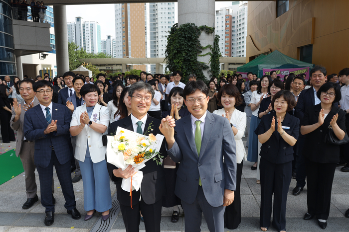 제10대 천창수 울산광역시교육감 퇴임식이 열린 30일 울산시교육청에서 제10대 천창수 교육감과 제11대 조용식 교육감이 기념촬영을 하고 있다. 울산시교육청 제공