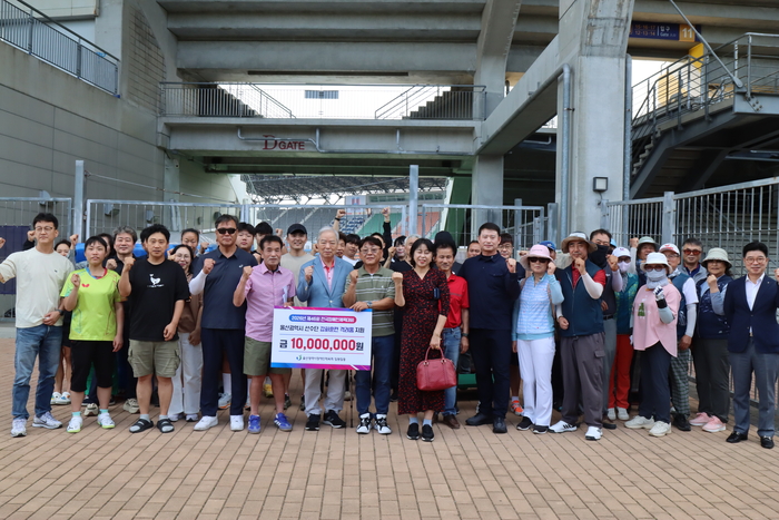 울산장애인체육회는 30일 종합운동장 앞에서 제46회 전국장애인체육대회에 참가하는 울산 선수단의 선전을 기원하고 사기 진작을 위해 훈련 물품을 전달했다. 장애인체육회 제공