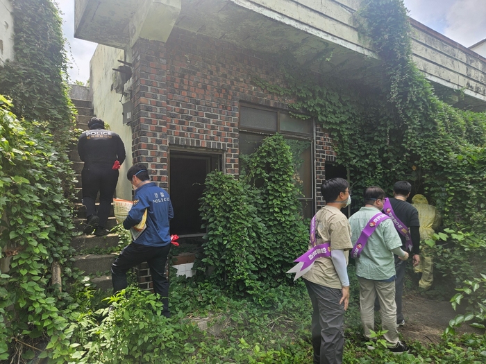 울산중부경찰서는 지난 30일 중구 B-04 재개발구역 일대에서 주민 안전 확보와 범죄예방을 위한 일제수색을 실시했다. 중부서 제공