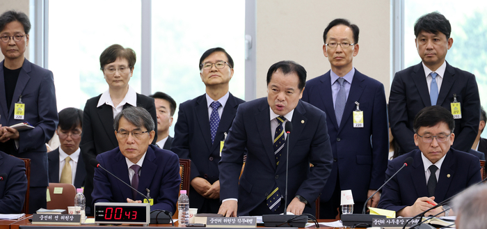중앙선관위 위철환 위원장 직무대행과 위원들이 1일 국회에서 열린 ‘제9회 전국동시지방선거 투표용지 부족 사태 등 국민 참정권 침해 진상규명 및 선거관리 개혁을 위한 국정조사 특별위원회’ 제3차 전체회의에서 의원 질의에 답하고 있다. 연합뉴스