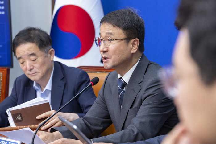 더불어민주당 한병도 당 대표 직무대행 및 원내대표가 1일 국회에서 열린 최고위원회의에서 22대 하반기 국회 운영 방향에 대해 말하고 있다. 연합뉴스