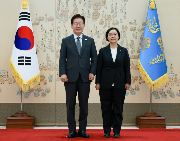 이재명 대통령이 1일 청와대에서 한성숙 국무총리에게 임명장을 수여한 후 기념촬영을 하고 있다.연합뉴스
