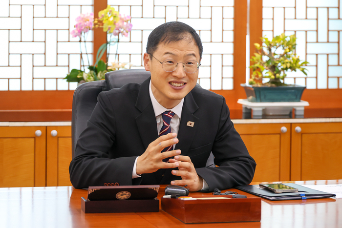 김상욱 울산시장이 1일 울산시청 집무실에서 진행된 인터뷰에서 시정 운영 방향과 향후 계획 등에 대해 설명하고 있다. 최지원 기자