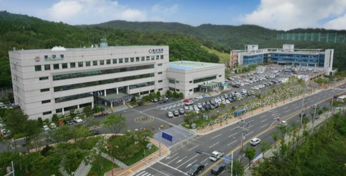 현대백화점 울산 동구점 폐점 가능성으로 상권 위축 우려가 커지는 가운데, 탑마트 울산 방어점 개점도 공사 지연으로 연기되며 지역 상권 활성화 기대에 차질이 빚어지고 있다. 사진은 울산 동구청 전경. 울산매일 포토뱅크