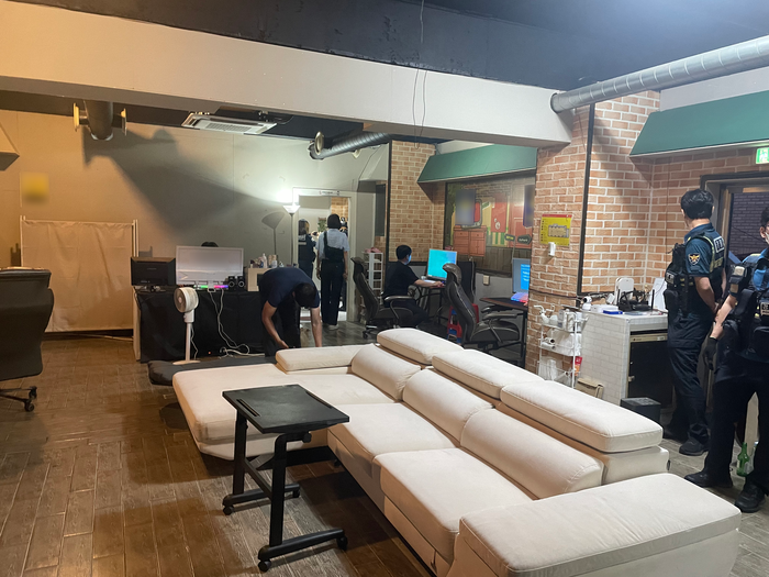 울산경찰청이 6월 30일 학교·학원가 밀집 지역 일대 불법 성인PC방에 대한 기습 단속을 벌이고 있다. 울산경찰청 제공