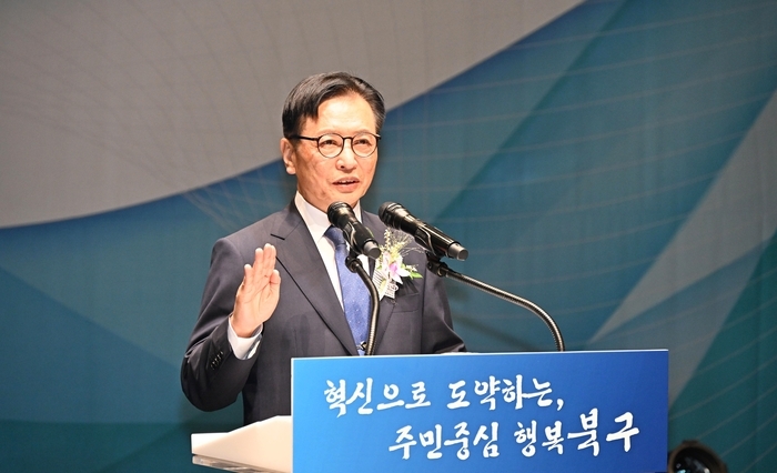 이동권 울산 북구청장이 1일 북구문화예술회관 공연장에서 열린 취임식에서 선서를 하고 있다. 북구 제공