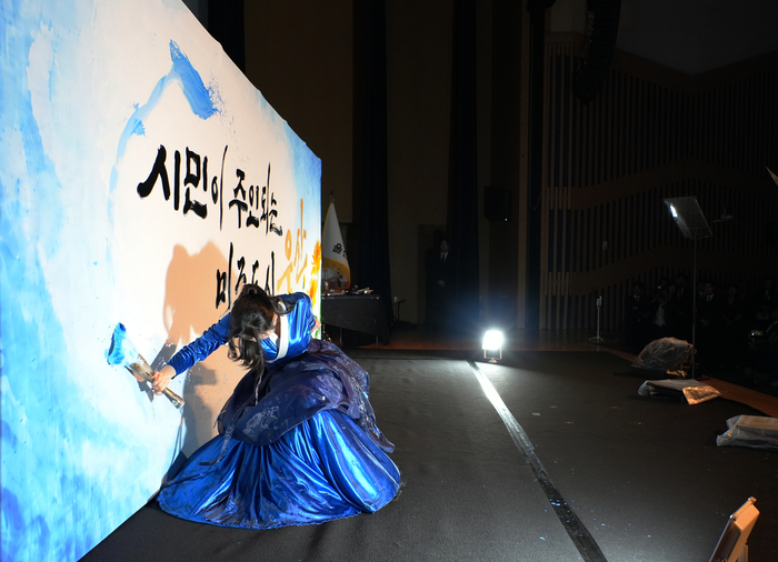 본식에 앞서 오프닝 무대에 오른 퍼포먼스 붓글씨 작가 김소영(글씨당 대표)은 대형 캔버스 위에 민들레와 ‘시민이 주인 되는 민주도시 울산’이라는 문구를 펼쳐 보이며 취임식의 의미를 시각적으로 풀어냈다. 글씨당 제공