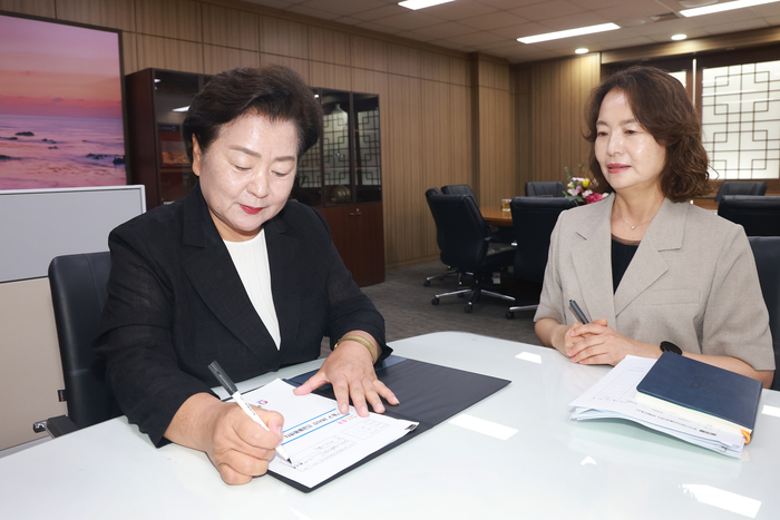 천기옥 울산 동구청장은 2일 구청장실에서 민선 9기 10대의 구정 운영 방향을 상징하는 1호 결재 사업으로 ‘24시간 긴급돌봄센터 운영’ 사업을 결재했다.동구 제공