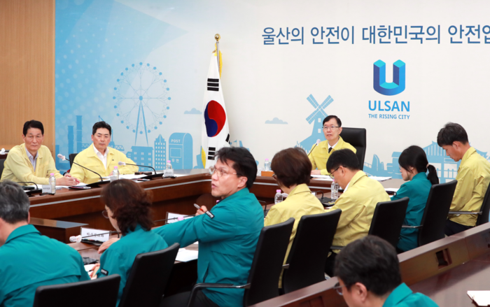 서남교 울산시 행정부시장은 2일 울산시청 재난안전대책본부에서 행정안전부가 주관한 여름철 재난 안전대책 종합 점검회의에 참석해 관계기관들과 풍수해와 폭염, 물놀이 안전대책을 점검했다. 울산시 제공