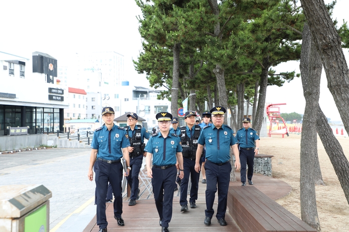 유윤종 울산경찰청장이 2일 울주군 서생면 진하해수욕장을 찾아 여름경찰관서 운영 실태를 점검하고 현장 근무 경찰관들을 격려했다. 울산경찰청 제공