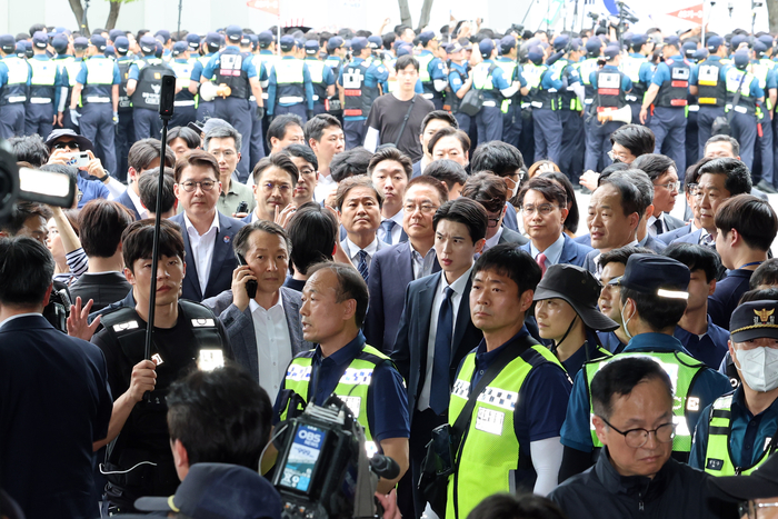 국회 ‘제9회 전국동시지방선거 투표용지 부족 사태 등 국민 참정권 침해 진상규명 및 선거관리 개혁을 위한 국정조사 특별위원회’ 위원들이 2일 현장 조사가 예정된 서울 송파구 올림픽공원 핸드볼경기장 개표소 진입을 시도하며 경찰이 현장을 정리하는 것을 지켜보고 있다. 연합뉴스