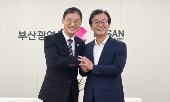 김상욱 울산시장과 전재수 부산시장이 2일 부산시청에서 교통과 문화 분야의 교류 협력 강화 방안 등을 논의한 뒤 기념촬영을 하고 있다. 울산시 제공