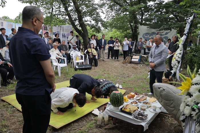 항일독립운동가 학암 이관술 선생 76주기 추념식이 지난 3일 울산시 울주군 범서읍 입암마을에서 열려 외손녀인 손옥희 여사 등이 추도 의례를 하고 있다. 학암이관술기념사업회 제공