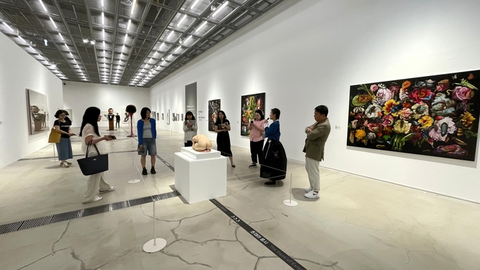 지난 2일 울산시립미술관에서 현대미술 특별전 ‘2026 국제 극사실주의(하이퍼-리얼리즘) 가장 완벽한 환영’ 이 개막했다. 전시장 전경.
