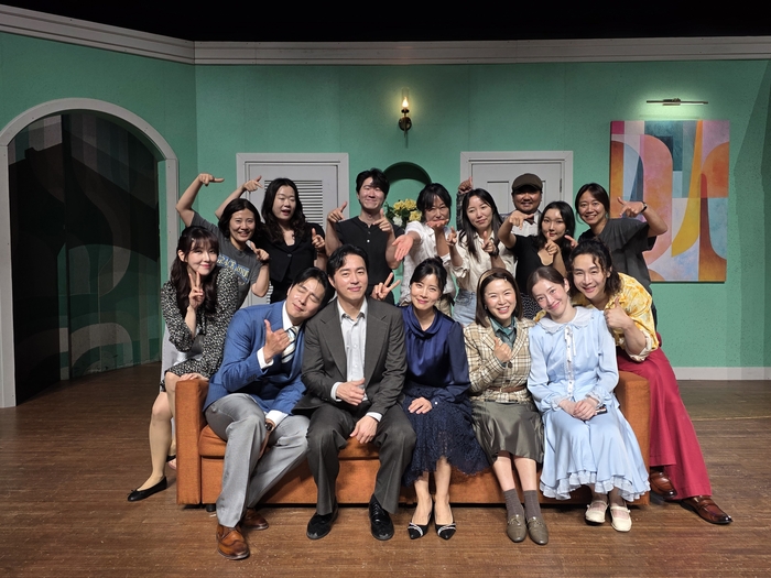 HD아트센터는 지난 4일 대공연장에서 열린 연극 ‘미세스 마캠’ 공연에 울산 동구 지역 14개 사회복지기관 소속 사회복지종사자 101명을 초청했다. HD아트센터 제공