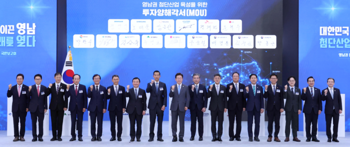 이재명 대통령이 3일 경남 진주시에서 열린 영남권 첨단산업 발전비전 국민보고회에서 투자협약식이 끝난 뒤 참석자들과 기념촬영을 하고 있다. 왼쪽부터 박완수 경남지사, 이철우 경북지사, 김상욱 울산시장, 추경호 대구시장, 전재수 부산시장, 정연인 두산에너빌리티 부회장, 노태문 삼성전자 대표이사 사장, 김동관 한화그룹 부회장, 이 대통령, 장재훈 현대차그룹 부회장, 정재헌 SK텔레콤 대표이사 사장, 문혁수 LG이노텍 사장, 구윤철 부총리 겸 재정경제부 장관, 배경훈 부총리 겸 과기정통부 장관, 김정관 산업부 장관, 박홍근 기획처 장관, 김용범 청와대 정책실장. 연합뉴스