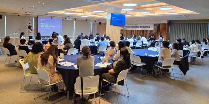 중학교 진로 연계 교육 업무 담당자와 교육과정 지원단이 3일 울산교육연구정보원에서 중학교 전환기 진로 연계 담당자 연수를 듣고있다. 울산교육청 제공