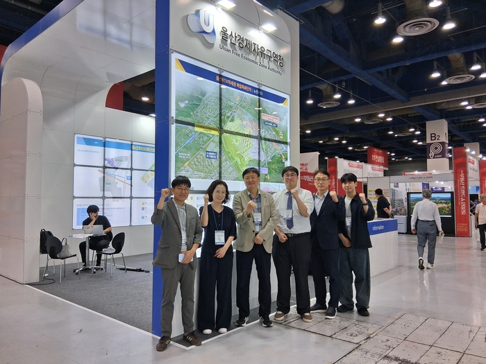 울산경제자유구역청은 지난 3일 코엑스에서 열린 ‘2026년 대한민국 부동산 박람회’에 참가 KTX 울산역 복합특화지구와 하이테크밸리의 투자 경쟁력을 알리며 기업 유치와 분양 활성화에 나섰다. 울산시 제공