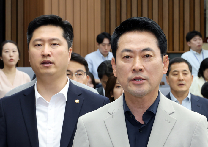 국민의힘 장동혁 대표가 30일 국회에서 열린 부정ㆍ무능 선관위 해체 수준의 쇄신 및 재선거 촉구를 위한 6ㆍ3 참정권 박탈 사태 청년ㆍ대학생 시국 대토론회에서 애국가를 부르고 있다. 연합뉴스