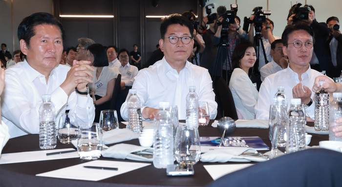 더불어민주당 정청래 전 대표(왼쪽부터), 송영길 의원, 김민석 전 국무총리가 3일 서울 용산구 한 호텔에서 열린 민주당 국회의원 워크숍에 참석해 있다. 연합뉴스