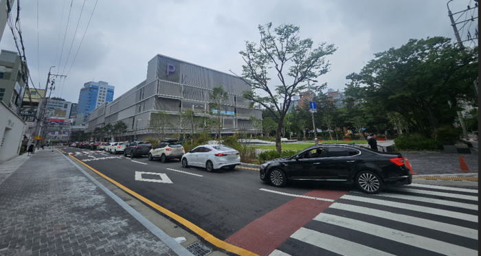 울산 삼산동 디자인거리 공영주차장이 주차면을 두 배 가까이 늘렸지만 이용 수요가 몰리면서 주차난 해소에는 한계가 있다는 지적이 나오고 있다. 지난 4일 오전 남구 삼산동 디자인거리 공영주차장 앞 도로에 차량이 늘어서 있다.