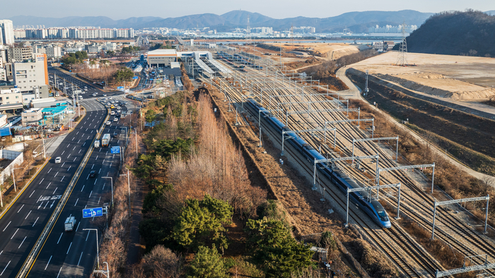 KTX-이음 확대 운행 반년 만에 태화강역과 남창역 이용객이 큰 폭으로 증가하며 울산 철도교통의 새로운 성장축으로 자리 잡았다. 사진은 KTX-이음 열차가 달리고 있는 태화강역. 울산매일 포토뱅크