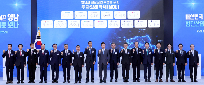 이재명 대통령이 지난 3일 경남 진주시에서 열린 영남권 첨단산업 발전비전 국민보고회에서 투자협약식이 끝난 뒤 참석자들과 기념촬영을 하고 있다. (왼쪽부터)박완수 경남지사, 이철우 경북지사, 김상욱 울산시장, 추경호 대구시장, 전재수 부산시장, 정연인 두산에너빌리티 부회장, 노태문 삼성전자 대표이사 사장, 김동관 한화그룹 부회장, 이 대통령, 장재훈 현대차그룹 부회장, 정재헌 SK텔레콤 대표이사 사장, 문혁수 LG이노텍 사장, 구윤철 부총리 겸 재정경제부 장관, 배경훈 부총리 겸 과기정통부 장관, 김정관 산업부 장관, 박홍근 기획처 장관, 김용범 청와대 정책실장. 연합뉴스