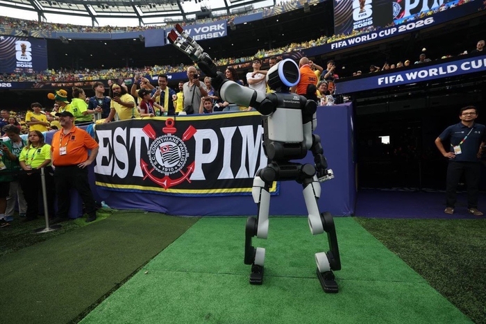 현대차가 FIFA 월드컵 2026 하프타임에서 휴머노이드 로봇 아틀라스를 최초 공개 시연하며 미래 로보틱스 기술과 브랜드 비전을 전 세계에 선보였다. 사진은 관중을 향해 손을 흔드는 아틀라스. 현대차 제공