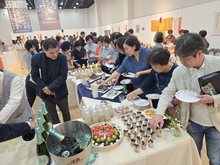 제9회 울산 중구 전통공예한마당이 중구 성남동 평생학습관 배움의 뜰에서 이달 8~11일 오후 2시부터 8시까지 개최된다.  사진은 지난해 행사 모습. 울산 중구청 제공