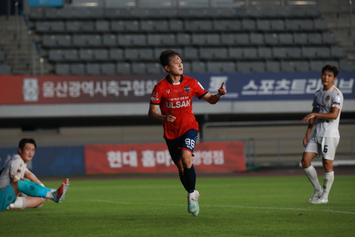 지난 4일 울산종합운동장에서 열린 2026-2027 하나은행 코리아컵 1라운드 울산과 춘천간의 경기에 울산 김재철이 전반 40분 역습 상황에서 상대 수비를 돌파한 뒤 침착하게 마무리하며 득점에 성공했다. 울산시민축구단 제공