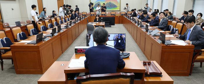 6일 국회에서 열린 정무위원회 제1차 전체회의가 국민의힘 소속 위원들이 불참한 가운데 진행되고 있다. 연합뉴스