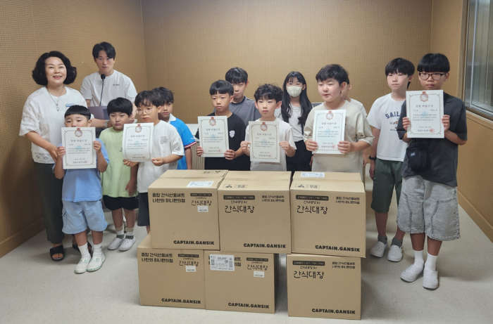 청량초 유혜정 교장이 29일 토큰 저축 우수 학생을 선정해 시상하고 기념사진을 찍고있다. 울산교육청 제공