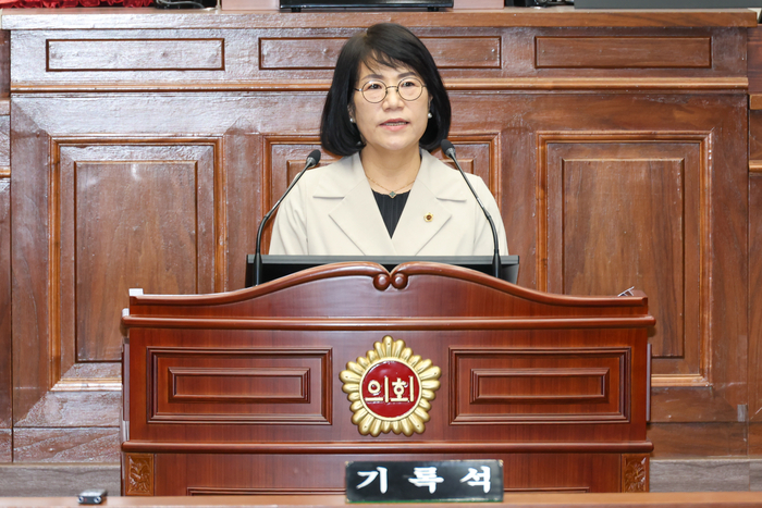 제9대 울산시의회 전반기 의장으로 선출된 이영해 의원이 6일 울산시의회 본회의장에서 열린 제265회 임시회 제1차 본회의에서 당선소감을 밝히고 있다. 최지원 기자