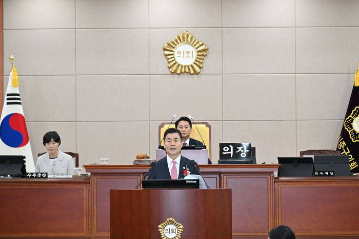 김영길 중구청장이 7일 중구의회 본회의장에서 열린 제9대 울산광역시 중구의회 개원식에 참석해 축사를 하고 간부 공무원을 소개했다. 중구 제공