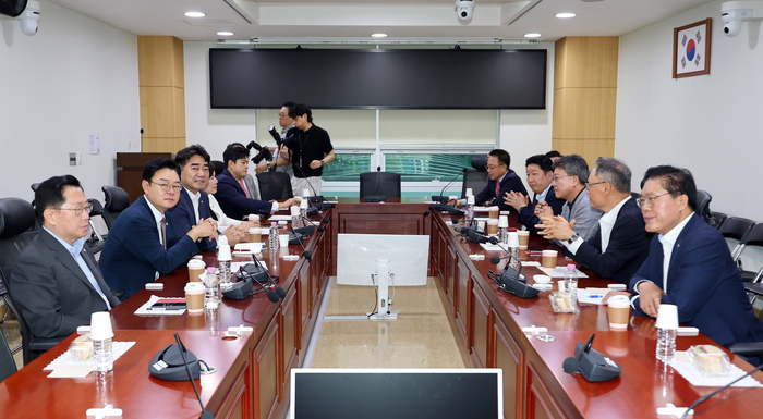 국민의힘 개혁성향 모임인 ‘대안과 미래’ 소속 이성권 간사를 비롯한 의원들이 7일 국회 의원회관에서 조찬 회동을 열고 있다. 연합뉴스
